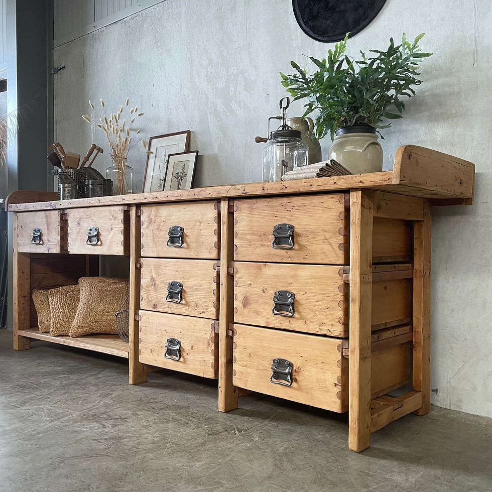 Thumbnail: Oude houten bakkers werkbank met 8 lades, 257 cm