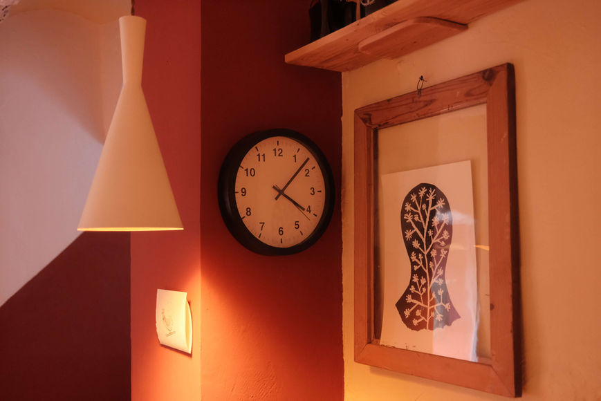 Cocina en la Posada de la Luz (Torralba de Ribota - Zaragoza), coliving rural, coworking y talleres compartidos.donde se ve una vista parcial de la decoración de las paredes