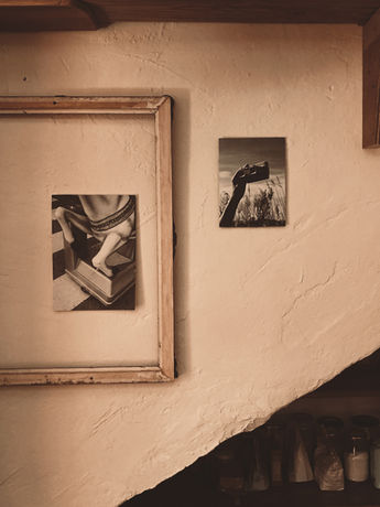 Marco reciclado y fotografías en la pared de la zona de paso a las habitaciones de la planta 2 en la Posada de la Luz