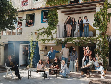 Grupo de amigos de Posada de la Luz asomados por las ventanas y balcones 