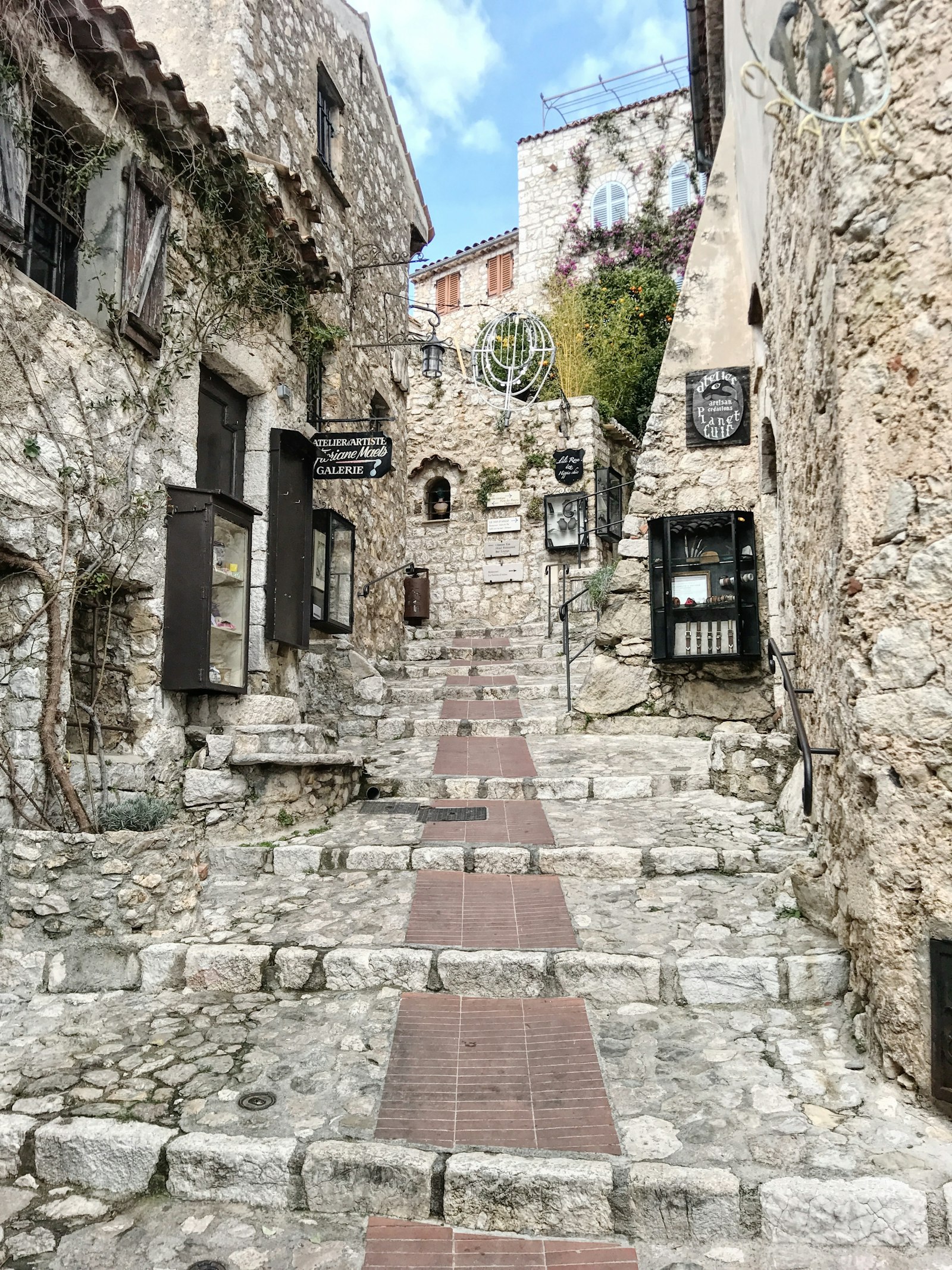 Rua de pedra estreita entre casas medievais