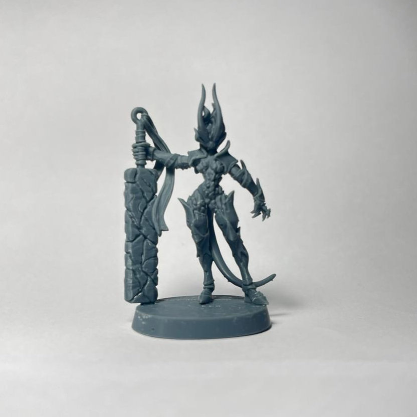 Miniatura de RPG de guerreira demônio com espada gigante