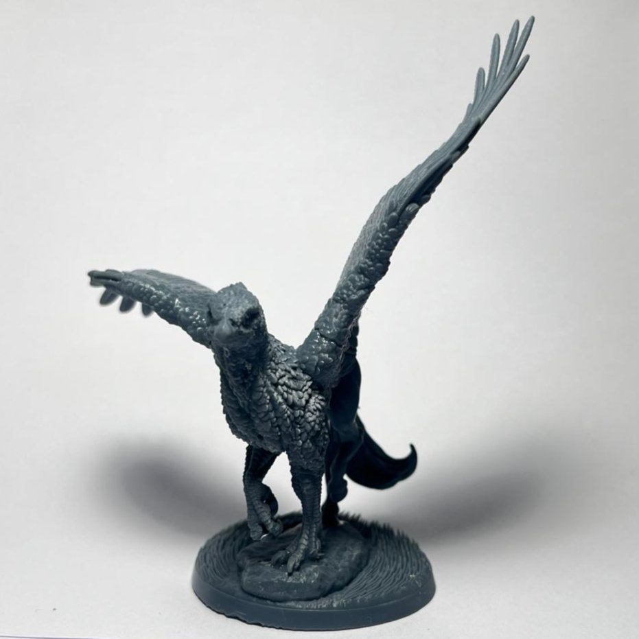 Miniatura de RPG de grifo com asas abertas