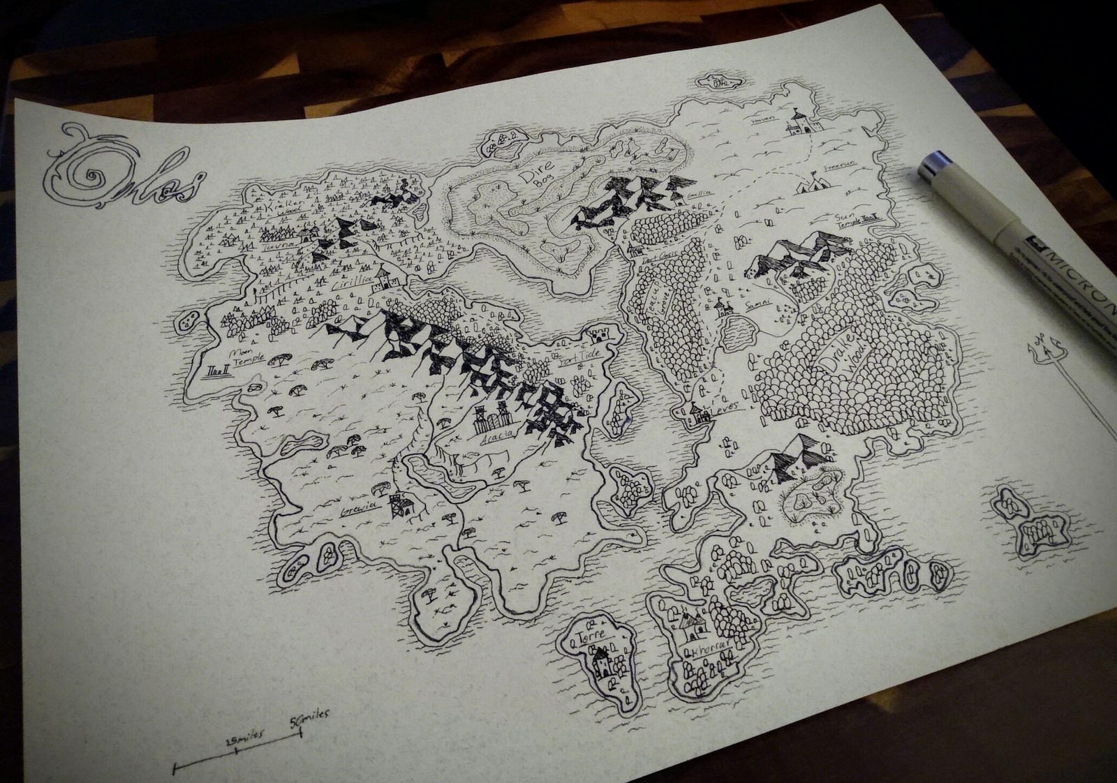 Mapa de fantasia desenhado à mão em papel, com montanhas, florestas e rios