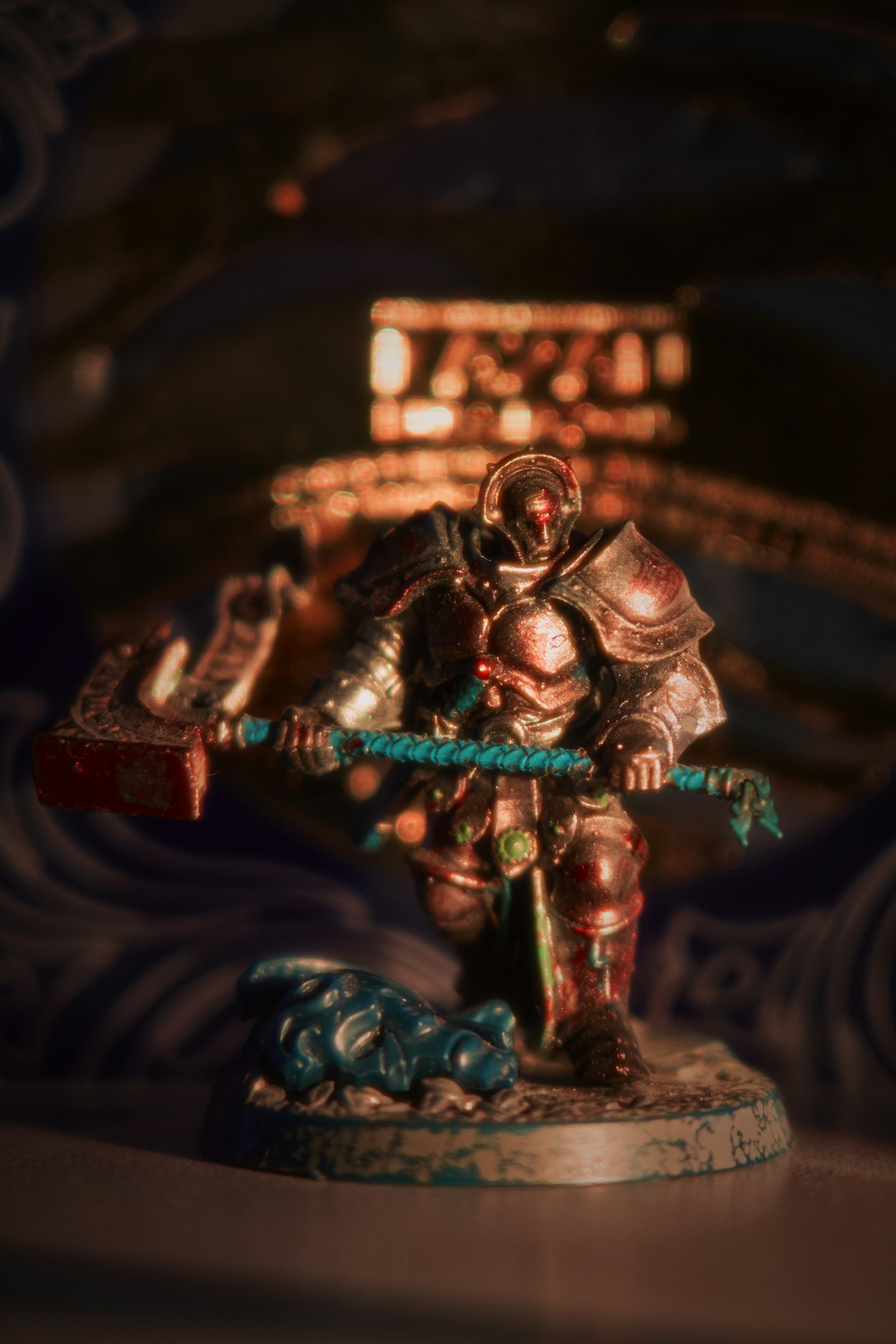 Miniatura pintada de um guerreiro de armadura segurando uma arma