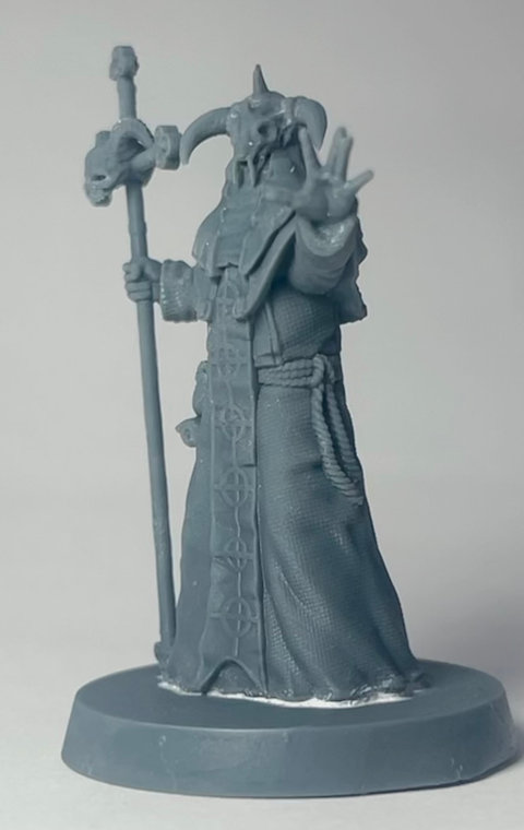 Miniatura de RPG de cultista de túnica segurando cajado com crânio