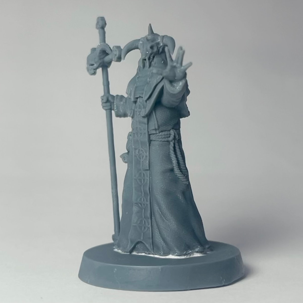 Miniatura de RPG de cultista de túnica segurando cajado com crânio