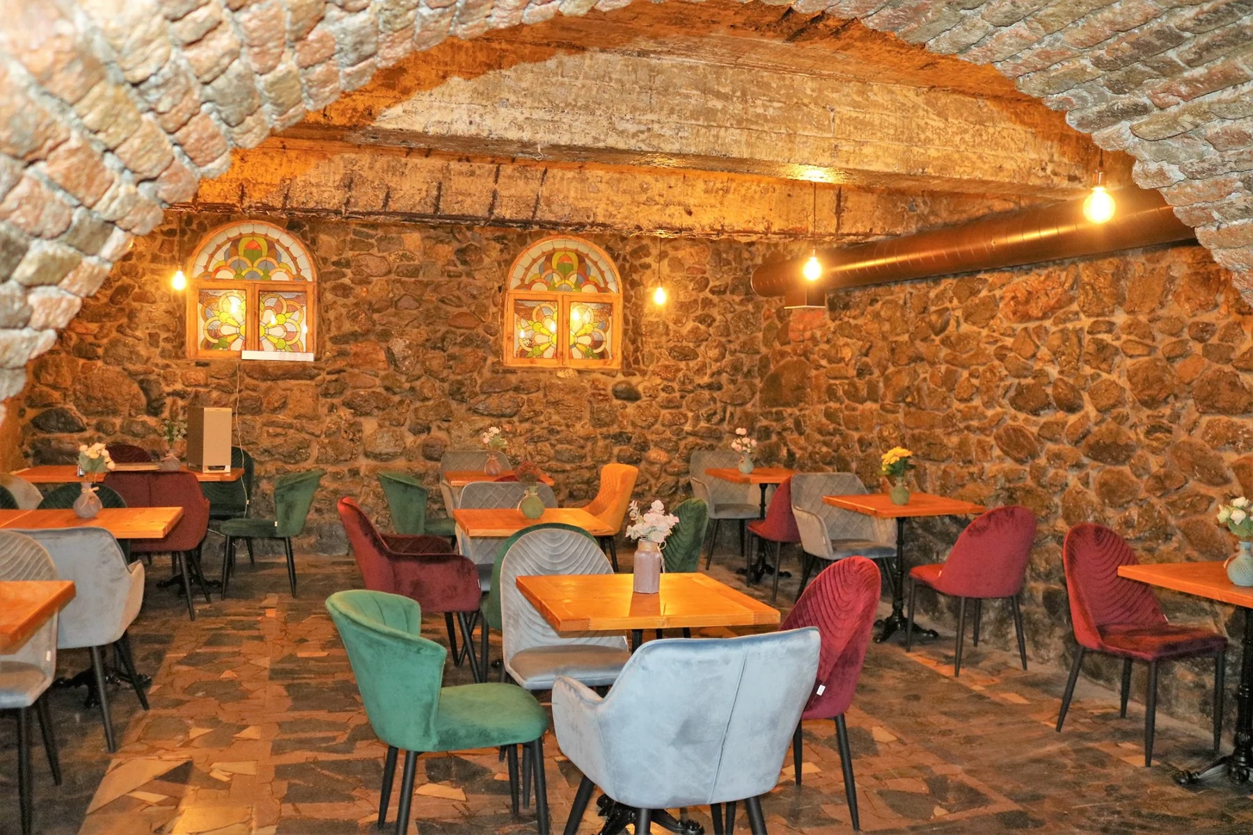 Сводчатый зал ресторана OLD DILIJAN