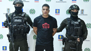👮‍♂️ En medio de una operación policial, fue capturado alias “la chucha”, segundo cabecilla de “La Sierra” #Medellín 