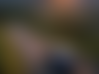 Tesla Model Y viajando por carreteras de montaña en Colombia, ilustrando el desafío de la autonomía y la infraestructura.