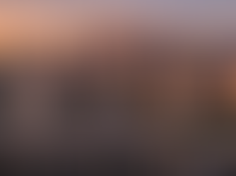 Un Tesla Model 3 conduciendo por una autopista elevada frente al skyline de una ciudad colombiana con montañas al fondo, simbolizando la llegada de Tesla a Colombia.