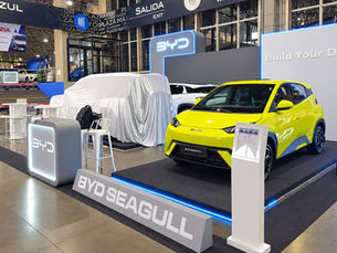 BYD Seagull amarillo en un stand de BYD en Medellín