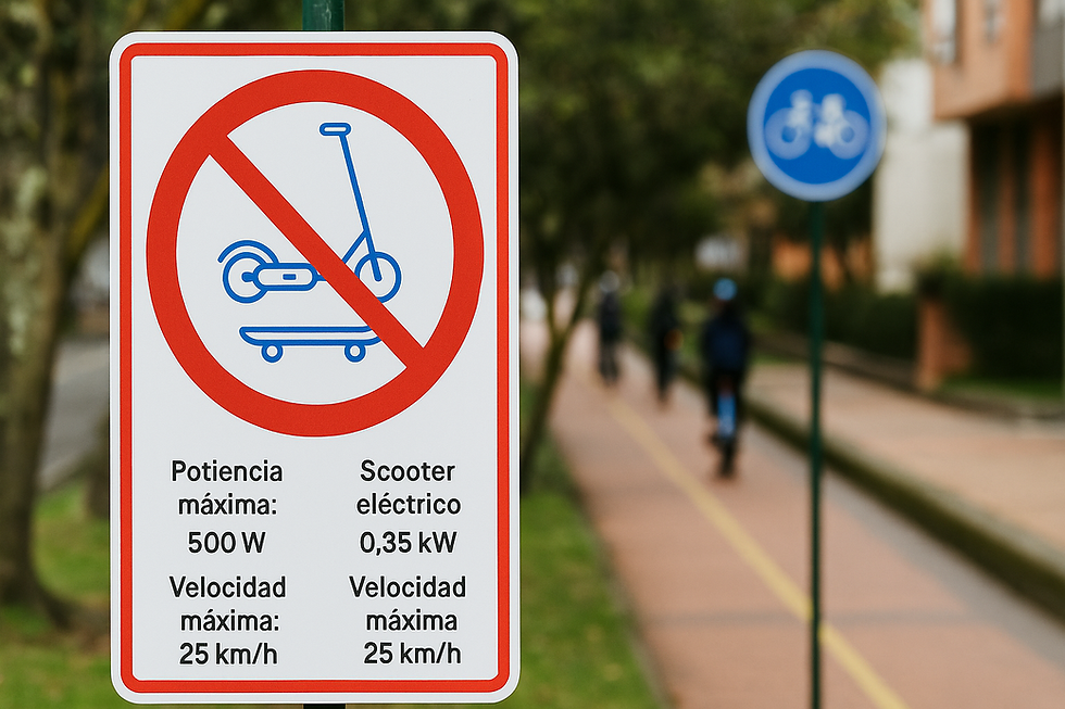 Señal de prohibición con pictogramas de scooter y patineta eléctrica tachados en un círculo rojo, acompañada de especificaciones: potencia máxima 500 W/0,35 kW y velocidad máxima 25 km/h, junto a una ciclorruta urbana de fondo.