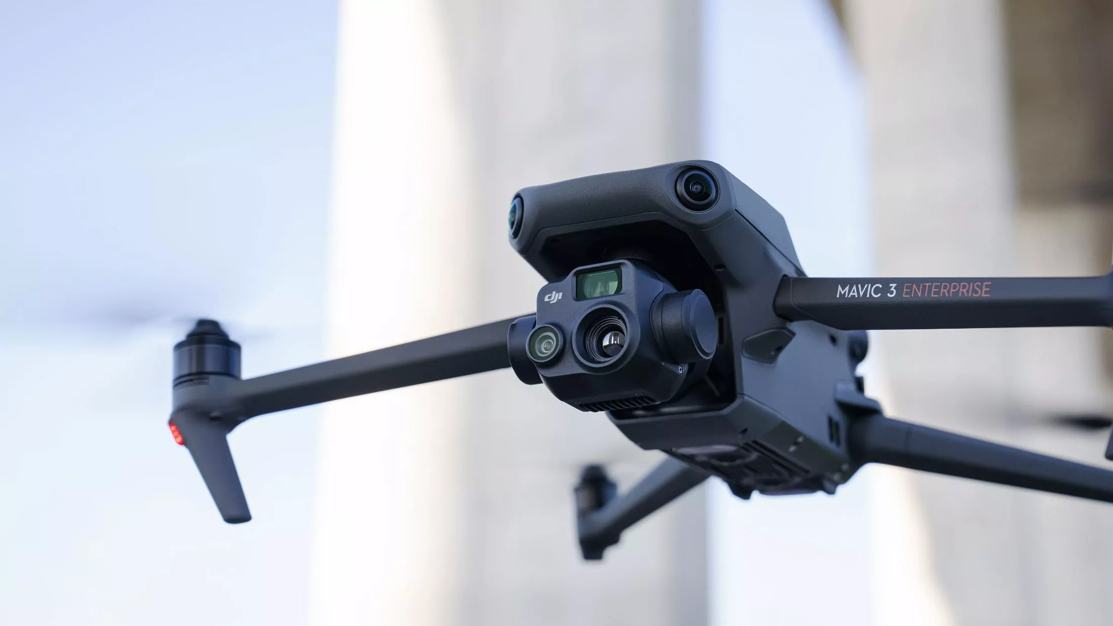 DJI-Mavic-3-Thermal-M3T-Drohne-im-Flug-Image-Source-DJI.webp