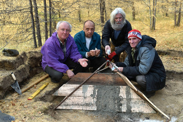 Equipo construyendo Vértice de Bagdarin