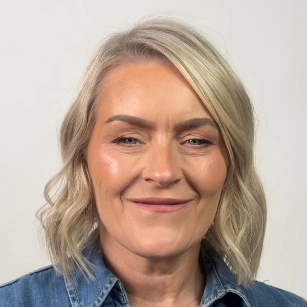 This video includes a breakdown on how to do makeup on mature skin, demonstrating step by step what 