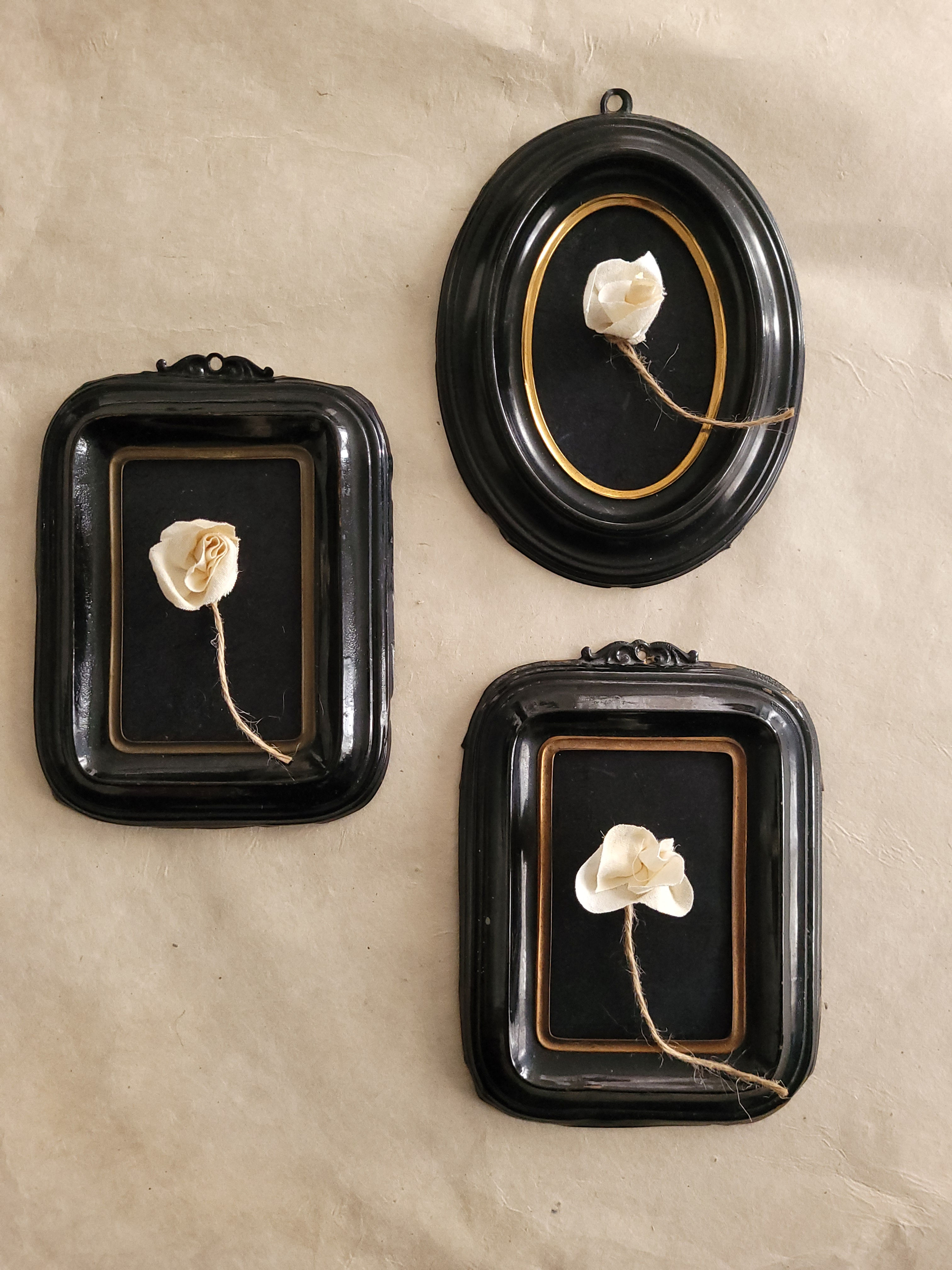 TROIS CADRES EN MÉTAL