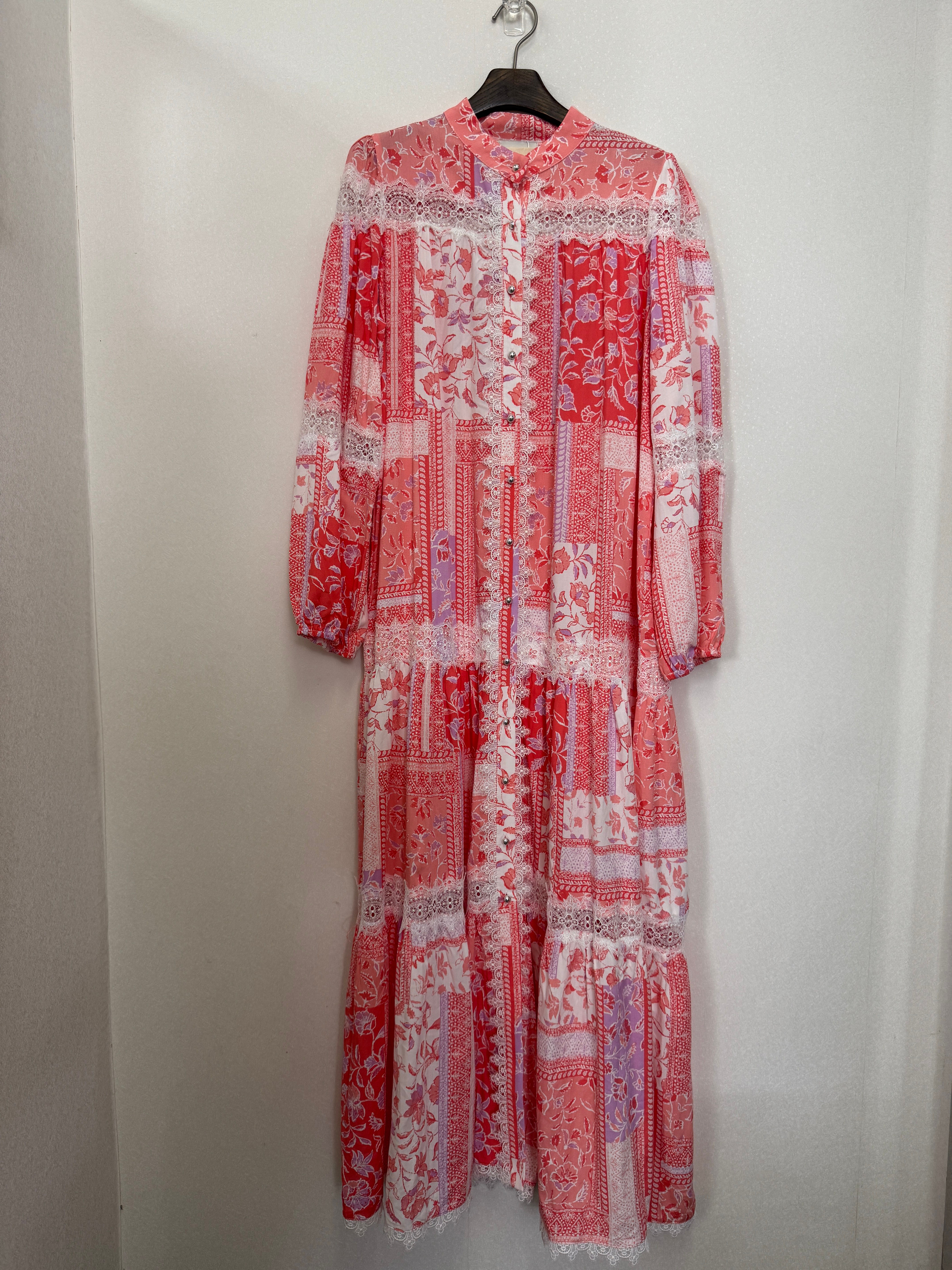 红色印花长袖连衣裙