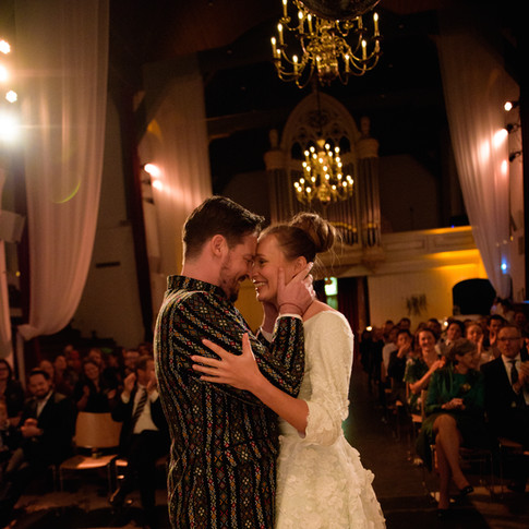 Vintage geïnspireerde trouwjurk. Jaren 50 silhouet, kant met 3D bloemen en een mintgroene onderlaag. Op maat en handgemaakt door Lilli Turner Couture
Trouwfotografie van Mirjam van Klaarbergen Photography