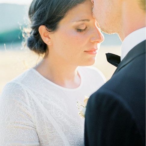 Bruidsjurk van Frans kant en zijde, incl. bijpassende sluier. Handgemaakt door Lilli Turner Couture
Trouwfotografie van Amanda Drost Photography