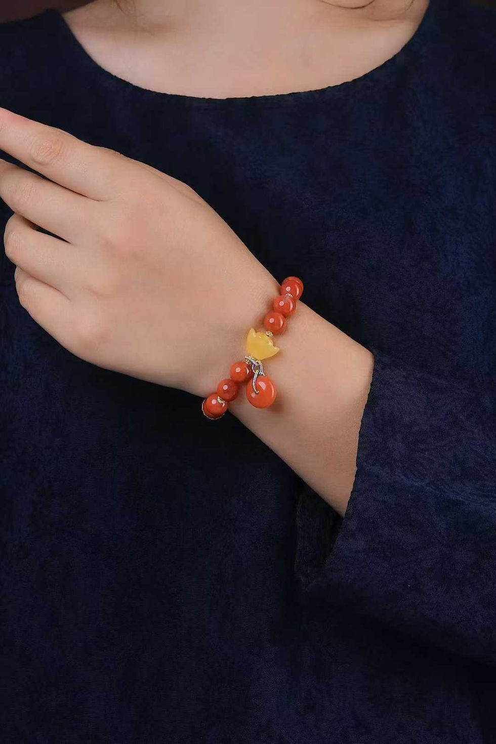 Miniatura: Red agate bracelet worn on wrist showing vibrant red beads and elegant design