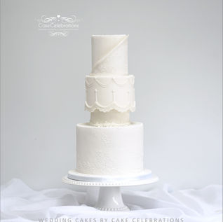4 tiered white wedding cake with stencilling and royalicing details