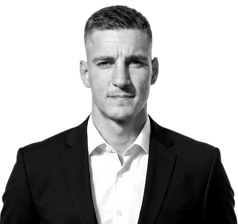 Porträt einer Person in formeller Kleidung für einen Experten- oder Beratungsbereich.