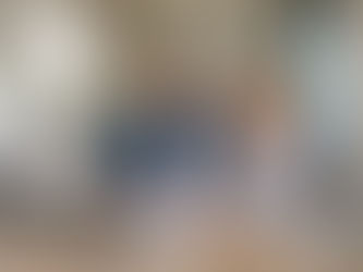 Paar kalkuliert am Esstisch mit Laptop und Renovierungskosten Rechner die Kosten für die Renovierung des eigenen Hauses