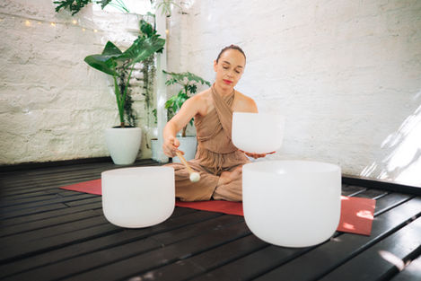 Clase orientada a soltar rigidez corporal y tensión acumulada. Combina movimiento suave —a veces dinámico—, respiración y pausas conscientes para regular el sistema nervioso y reducir la sobrecarga física y mental.