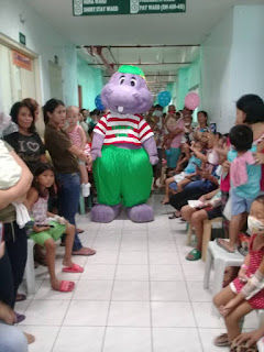 Chummy Chum Joins Ms. Emmaruth & Frieds in Group Treat for Cancer Kids at National Childen’s Ho