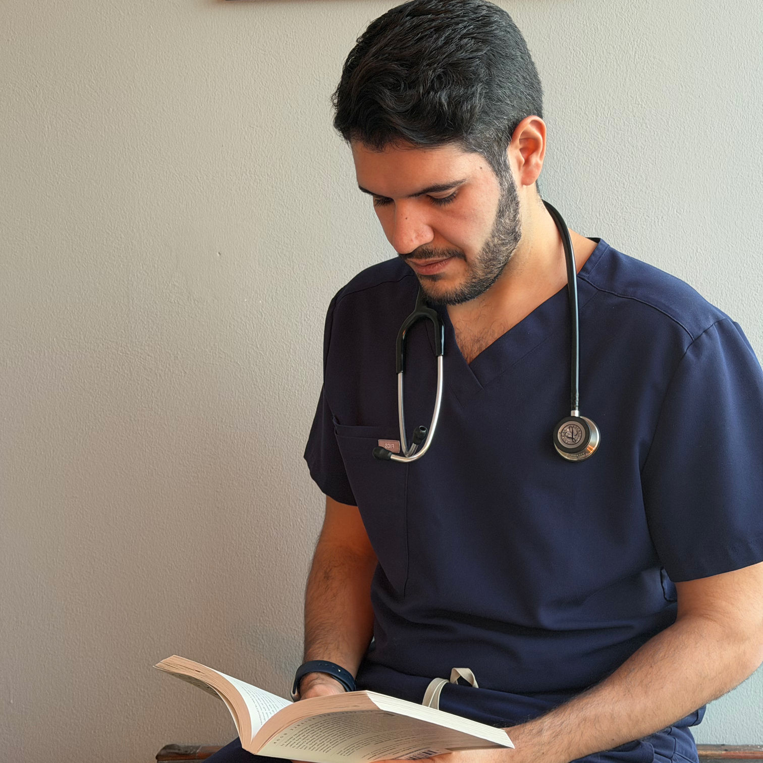 Cirujano Bariatra Oscar Mendoza leyendo un libro