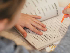 Niño escribiendo a mano con lápiz | Disgrafía infantil