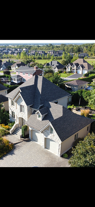 Maison en pente toit de bardeau Trois-Rivieres Couvreur de la cie Toiture LSC .png