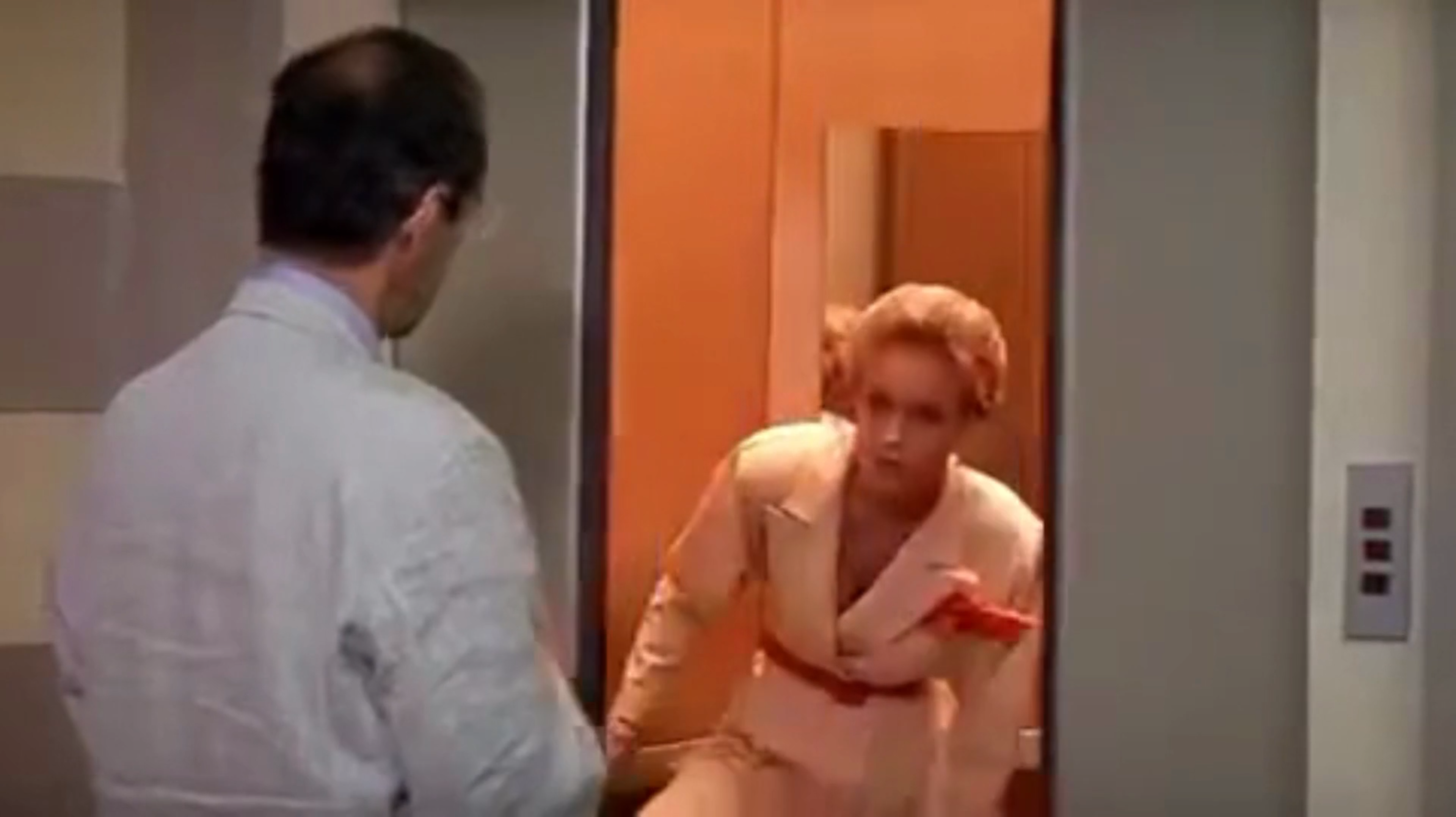 À gauche en sortant de l'ascenseur (1988) Elevator Scene