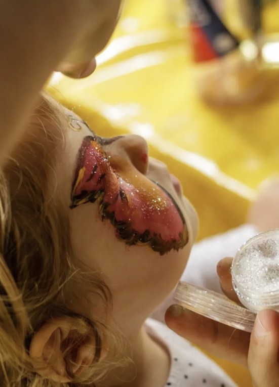 Maquillage en papillon pendant un atelier
