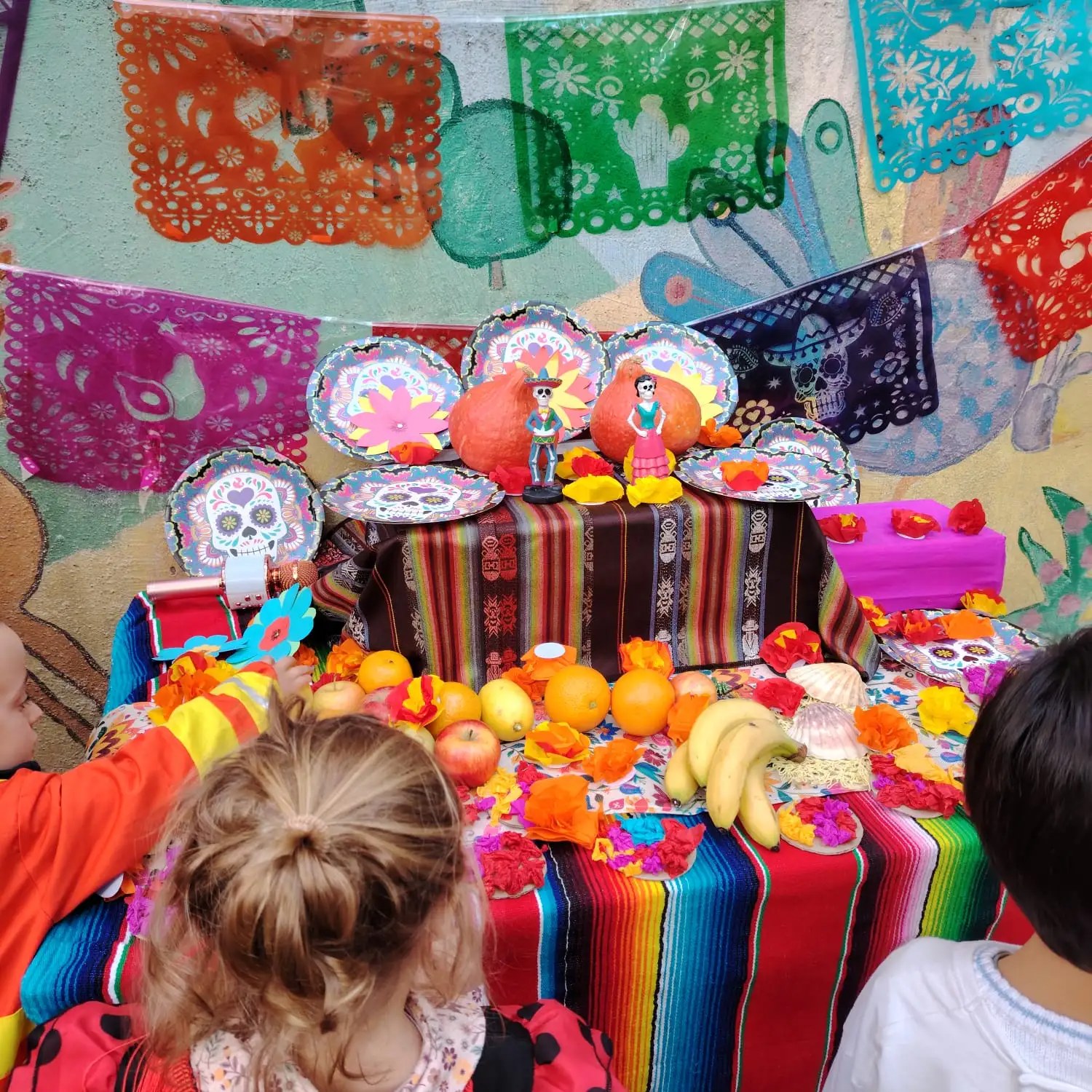 Autel coloré du Día de los Muertos, des enfants de dos au premier plan