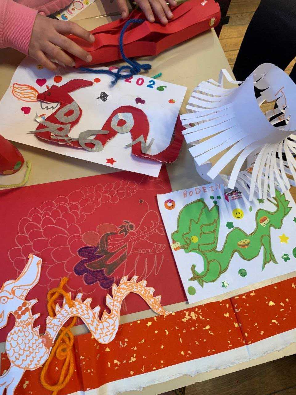 Dragons et lanternes en papier réalisés pour le Nouvel An chinois