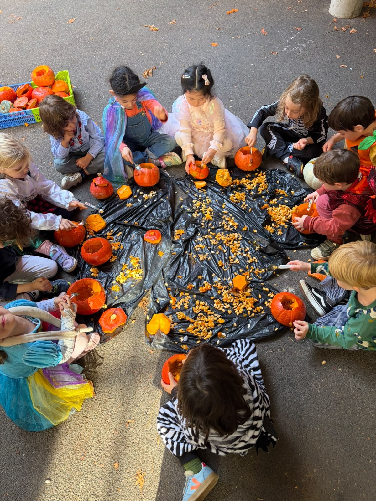 Des enfants évident des citrouilles pendant l'atelier d'Halloween