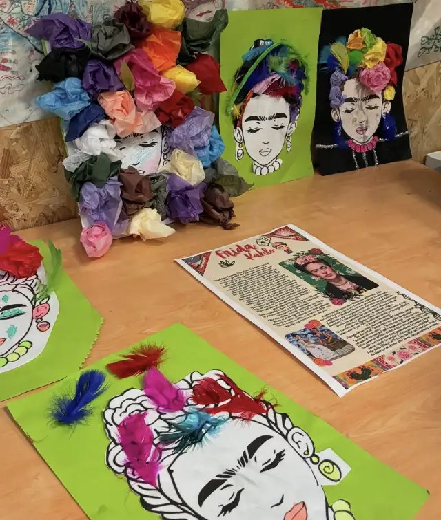 Portraits colorés et fleurs en papier réalisés pendant un atelier d'arts plastiques