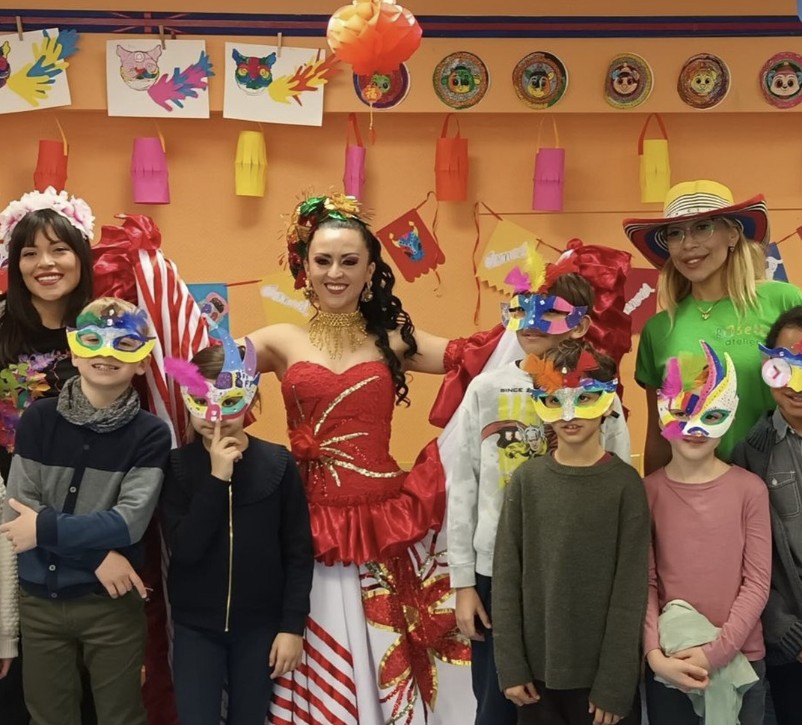 Atelier sur le Carnaval de Barranquilla : enfants masqués et danseuse en costume traditionnel