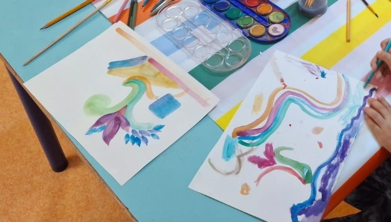 Peintures à l'aquarelle sur une table colorée