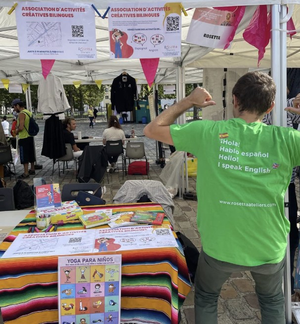 Le stand Rosetta Ateliers lors d'un événement de quartier, avec une animatrice en tee-shirt Rosetta