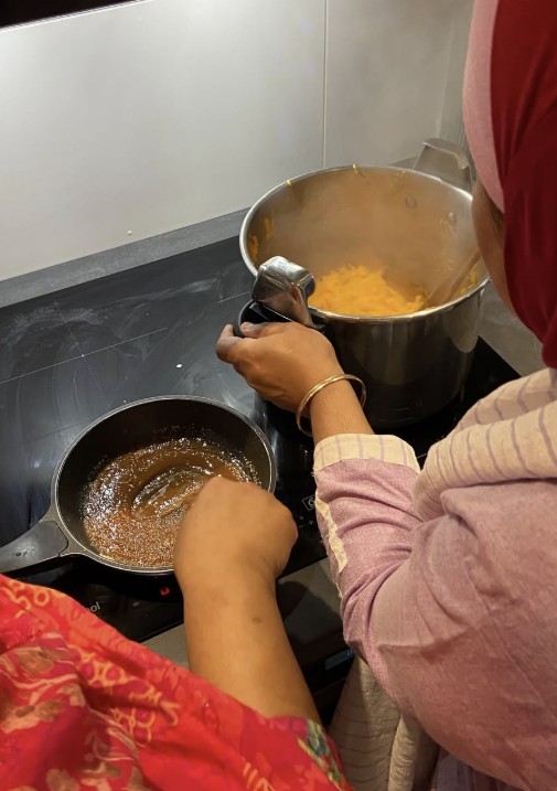 Préparation d'une recette du Bangladesh pendant un atelier de transmission culturelle