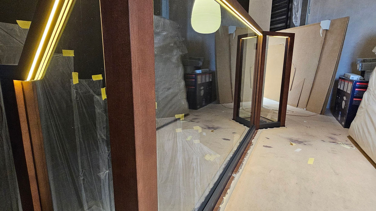 Огородження сходів: дерев’яна рама з ясена з вмонтованим склом та LED-смужкою