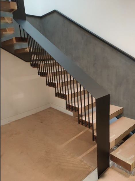 Консольні сходи на етапі підготовки під покриття з перилами з листового металу 4 мм