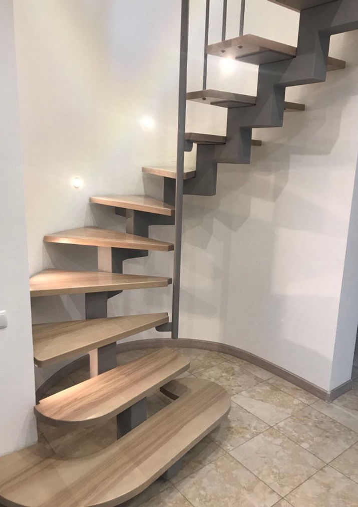 Сходи на хребтовому металевому каркасі з ясеневими сходинками