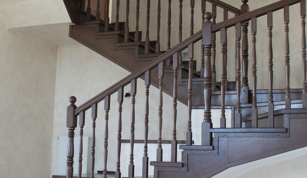 Дерев'яні сходи в класичному стилі