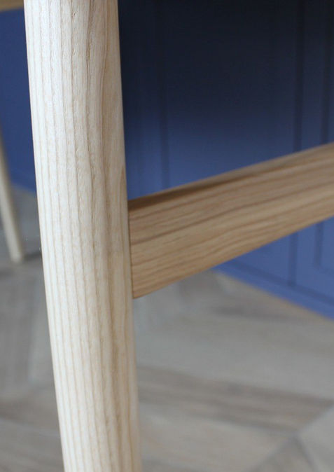 Кріплення ніжок до основи дерев'яного столу з ясеня.