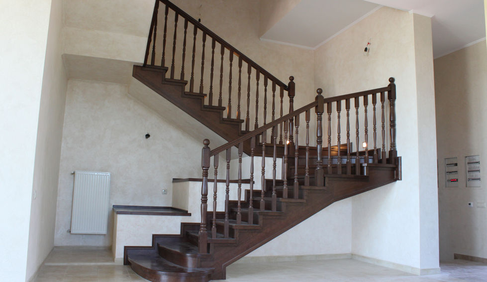 Дерев'яні сходи підшиті гіпсокартоном фото