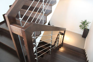 Огородження бетонних сходів з дерев'яним каркасом та заповненням з нержавіючої сталі